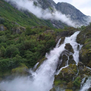 Briksdalsbreen - ľadovcový vodopád