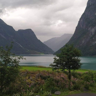 Briksdalsbreen - jazero z ľadovcovej vody.